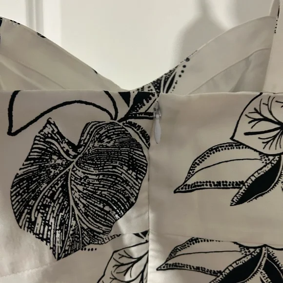 White House Black Market Monochrome Leaf Print Tank Top - Picture 6 of 7